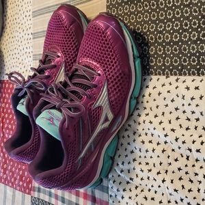 Mizuno Wave Enigma 5 Women's Running Shoe PurpleMetallic/White/Blue Size 9